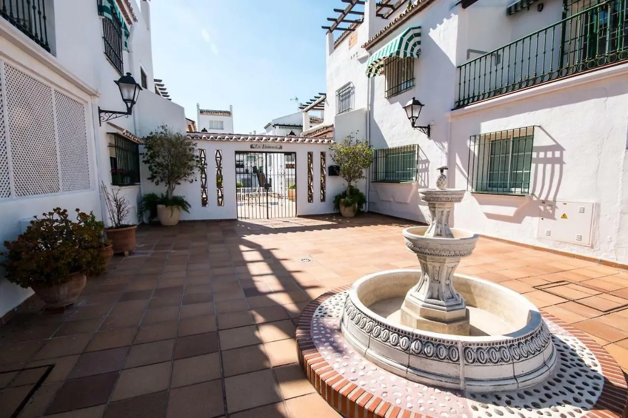 Puerto De La Duquesa Beach Apartment Castillo de Sabinillas بيت للعطل
